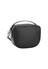 Černá kožená kabelka přes rameno s oblým obdélníkovým tvarem, stříbrnými kovovými doplňky a vyraženým logem značky na přední straně. Hladká textura.