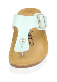 Sandal in finta pelle azzurro chiaro con design a T, fibbia dorata e soletta marrone imbottita. Suola bianca con bordo in sughero.