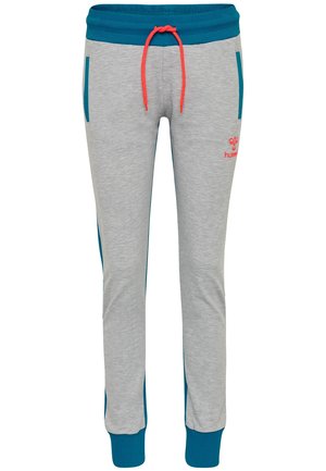 Graue, schlanke Jogginghose mit türkisfarbenem Bund, Bündchen, Seitenstreifen und Taschen, mit rotem Kordelzug und kleinem rotem Logo am Oberschenkel.