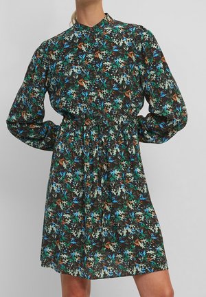 Abito floreale con base nera, caratterizzato da motivi multicolori blu, verdi e arancioni. Ha maniche lunghe e una vita arricciata.