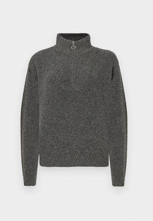 Suéter gris de canalé con cuello alto y cierre de media cremallera, que presenta mangas largas y un acabado texturizado.