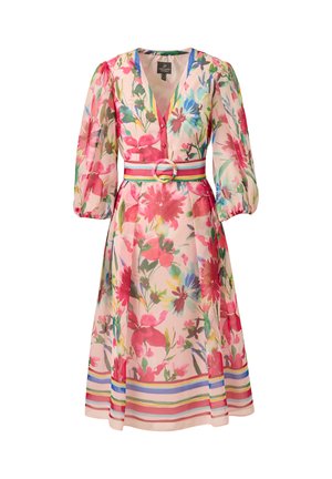 Blomstret midi-kjole med pink, røde, grønne og blå blomster, puffede albuelange ærmer, V-hals og stribet bælte med rund spænde.