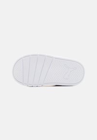 Puma COURTFLEX V3 SLIPTECH UNISEX - Cestná bežecká obuv - mauved out/white