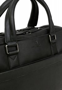 Borsa in pelle nera con due manici robusti, chiusura con zip e una texture liscia. Presenta accessori in tonalità argento e un dettaglio del logo impresso.