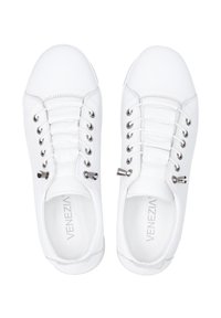 Weiße Sneaker mit einem glatten Lederobermaterial, sechs Metallösen und flachen Schnürsenkeln. Sie verfügen über eine abgerundete Zehenpartie und eine strukturierte Sohle.