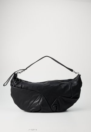 Schwarze Ledertasche mit geflochtenem Schulterriemen, Reißverschluss, glatter Textur und einzigartigen gefalteten Designelementen. Verfügt über eine runde Form und silberne Hardware.