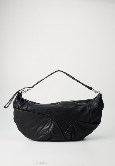 Bolso de cuero negro con una correa trenzada, cierre de cremallera, textura suave y acentos de diseño plegado únicos. Presenta una forma redondeada y herrajes plateados.