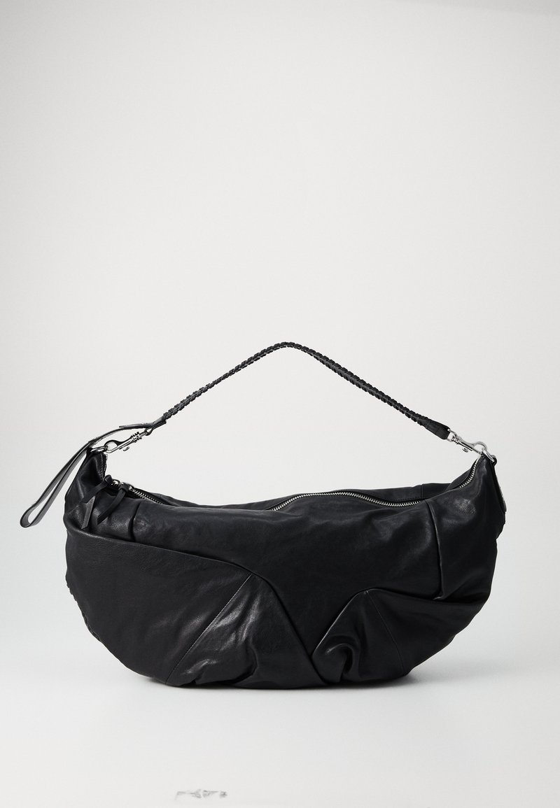 Fekete bőrtáska fonott pánttal, cipzáras zárással, sima textúrával és egyedi redőzött dizájn részletekkel. Kerek forma és ezüst színű fémhardware jellemzi.