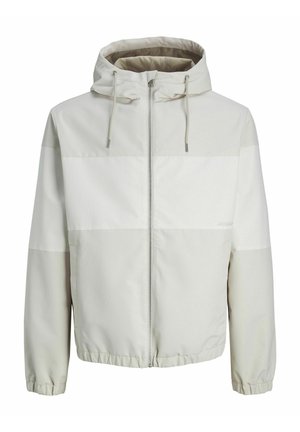 Chaqueta ligera con capucha en gris claro, con cierre de cremallera en la parte frontal, que presenta rayas horizontales y puños elásticos. Tejido suave y resistente al agua.