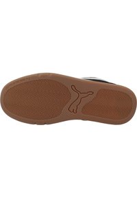 Sole di sneaker nera con una trama in gomma antiscivolo, base marrone e logo Puma in rilievo. Include la incisione "CI VEDIAMO AL PARCO".