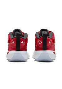 Scarpe sportive rosse con tomaia in pelle liscia, fodera in tessuto grigia e suola in gomma bianca. Presentano un tab di estrazione posteriore e dettagli con logo.