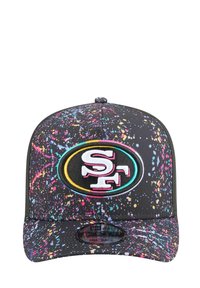 Schwarze Kappe mit einem Farbspritzmuster in Pink, Blau und Gelb. Verfügt über ein San Francisco-Logo in einem Oval mit weißen und bunten Akzenten. Snapback-Stil.