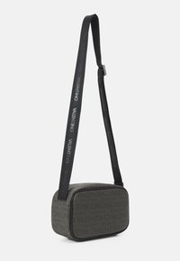 Obdélníková tmavě šedá přes rameno taška s potiskem loga Valentino po celém povrchu a nastavitelným černým popruhem s textem Valentino.