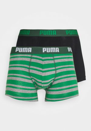 Zwei Paar Boxershorts. Eines ist schwarz, das andere hat graue und grüne horizontale Streifen. Beide haben einen grünen Bund mit dem Aufdruck "PUMA".