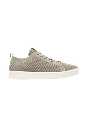 Hellbrauner Strick-Sneaker in niedriger Ausführung mit beigen Schnürsenkeln und dicker weißer Gummisohle, von der Seite auf weißem Hintergrund gezeigt.