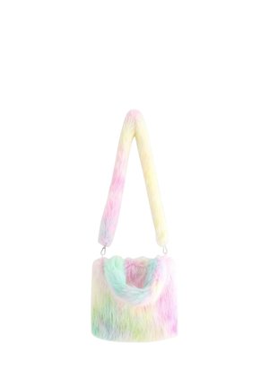 Kleine rechthoekige pluizige handtas met een afneembare brede riem in pastelregenboogkleuren, hangend tegen een witte achtergrond.