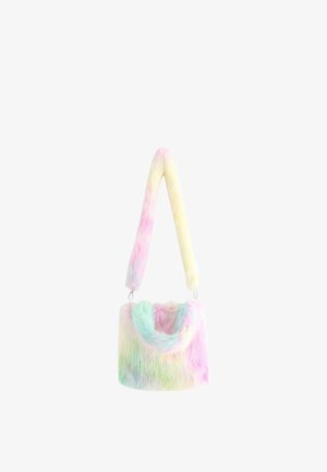 Piccola borsa rettangolare pelosa con tracolla larga staccabile in colori pastello arcobaleno, appesa su uno sfondo bianco.