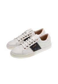 Sneakers bianchi in pelle con occhielli e lacci dorati, dotati di un pannello laterale a motivo scuro e di una suola testurizzata. Logo sul lato.