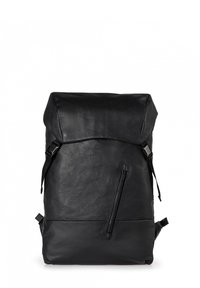 Schwarzer Leder-Rucksack mit Roll-Top-Design, ausgestattet mit einer vorderen Reißverschlusstasche, verstellbaren Trägern und einer glatten Textur. Einfach und funktional.