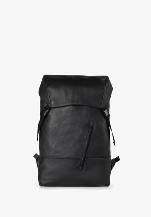 Schwarzer Leder-Rucksack mit Roll-Top-Design, ausgestattet mit einer vorderen Reißverschlusstasche, verstellbaren Trägern und einer glatten Textur. Einfach und funktional.
