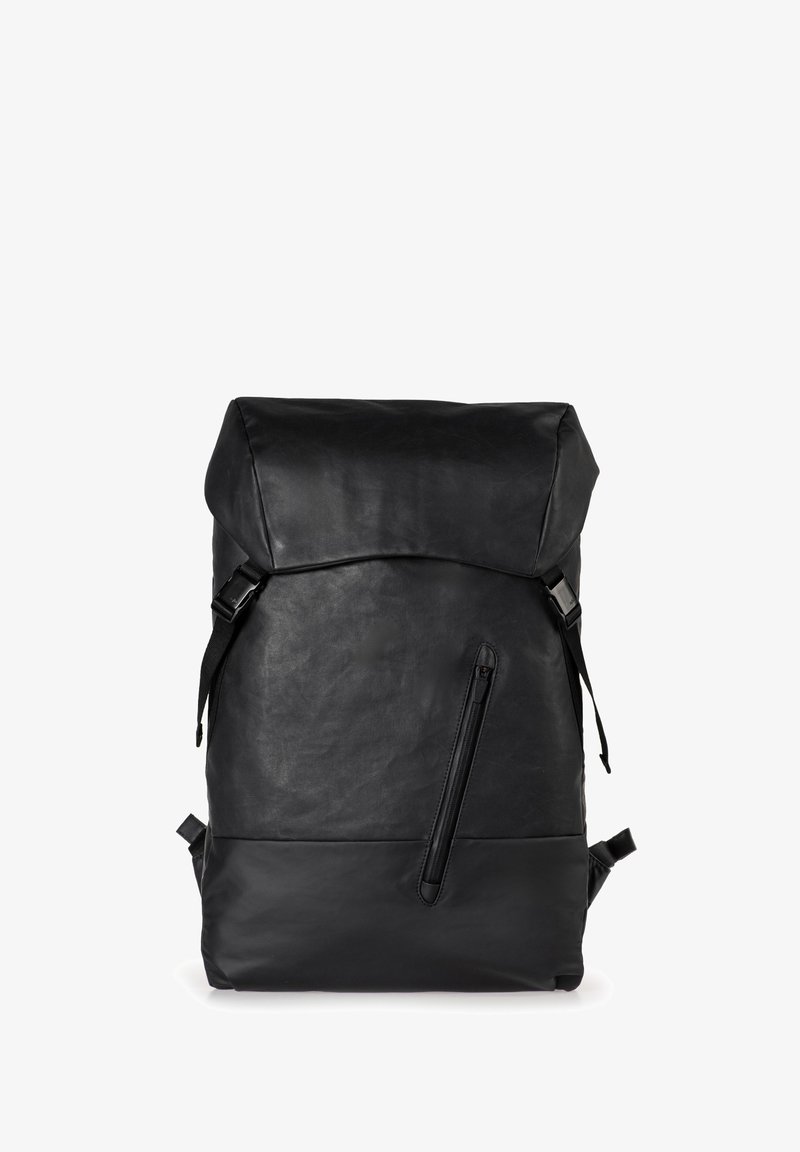 Zaino in pelle nera con design a cappuccio rigirabile, dotato di tasca frontale con zip, spallacci regolabili e una texture liscia. Semplice e funzionale.
