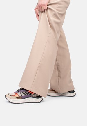 Scarpe sportive caratterizzate da un mix di materiali in tonalità di beige, viola e arancione, con accenti testurizzati e una suola bianca spessa.