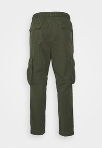 Cargo-Hosen in Dunkelgrün mit elastischem Bund, ausgestattet mit mehreren Seitentaschen und einer lockeren Passform. Glattes Baumwollmaterial.
