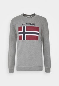 Szary sweter z okrągłym dekoltem wykonany z bawełny, z grafiką norweskiej flagi. Zaprojektowany z ściągaczem w dekolcie i mankietach.