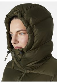 Olijfgroene geïsoleerde hoodie met een fluffy textuur, gevormde capuchon en verstelbare trekkoorden bij de kin en de hals.
