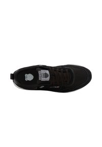 Czarne sneakersy K-Swiss z brązowymi sznurówkami, z siateczkowym i zamszowym cholewką, z logo na języku i boku, widziane z góry.