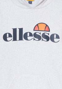 Harmaa puuvillahuppari, jossa on suuri laivastonsininen "ellesse"-logo ja oranssi puolikuun muotoinen korostus tekstin yläpuolella. Edessä on tasku.