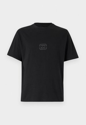 Sort bomulds t-shirt med en afslappet pasform, rund halsudskæring og subtilt logo trykt i en mørkere nuance på brystet.