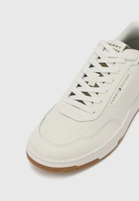 Tommy Hilfiger BASKET CORE - Trainers - ecru/army green