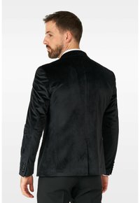 Črni žametni blazer s sleek dizajnom, prileganjem po meri, zareznimi reverji in gumbnimi manšeti. Ima en sam razpon na hrbtni strani.