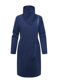 Manteau bleu marine mi-long avec un col montant, fermeture éclair asymétrique à l'avant, manches longues et deux poches latérales ; texture douce.
