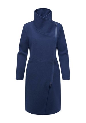 Cappotto blu navy a lunghezza ginocchio con colletto alto, zip anteriore asimmetrica, maniche lunghe e due tasche laterali; texture morbida.