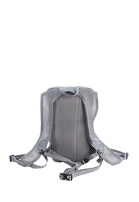 Grauer Netz-Rucksack mit gepolstertem Rücken, verstellbaren Trägern und Schnallen. Strukturierte Oberfläche, ergonomische Form für Komfort beim Tragen.