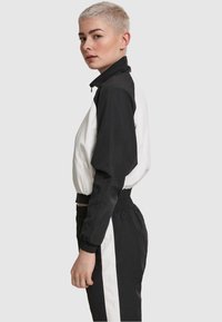 Urban Classics CRINKLE BATWING  - Chaqueta de entrenamiento - black/white