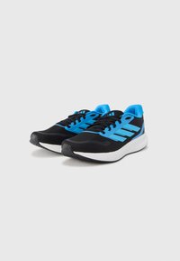 Μαύρα αθλητικά παπούτσια με μπλε λεπτομέρειες, διαθέτουν επάνω μέρος από δίχτυ, επενδεδυμένο γιακά και λαστιχένια σόλα με υφή για καλύτερο κράτημα.