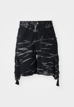 Zwarte cargoshorts met een versleten ontwerp, voorzien van een knoop en rits, zijzakken en verstelbare banden aan de zoom.