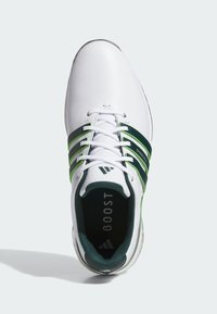 Zapatilla deportiva blanca con acentos verdes y grises, que presenta una parte superior de cuero suave, cordones y un interior acolchado etiquetado como "BOOST".