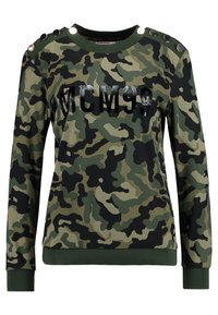 Felpa camouflage in tonalità di verde, dotata di maniche lunghe, scollo rotondo, polsini a costine e bottoni decorativi sulle spalle.