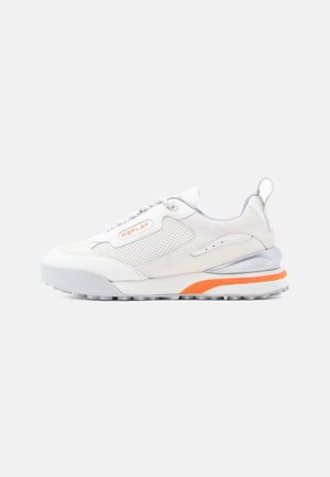 Hvite sportsko med mesh- og semsket skinnpaneler, oransje og grå aksenter, polstret krage og gummisåle med teksturert grep.