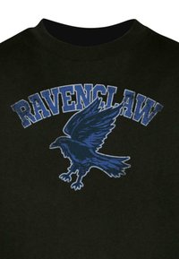 Schwarzes T-Shirt mit einem blauen Ravenclaw-Logo, einer fliegenden Raben-Grafik und abgenutztem Text darüber.