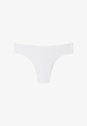 String blanc en dentelle avec un design sans couture, texture douce et coupe taille basse. Pas de marques ou de motifs visibles.