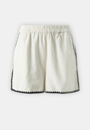 Shorts à taille élastique en tissu blanc cassé, présentant une bordure festonnée noire le long des poches et de l'ourlet, avec une coupe décontractée et une texture lisse.
