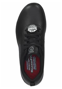 Scarpa nera antiscivolo con esterno in pelle liscia, design con lacci e soletta interna in memory foam rossa, imbottita e aerata.