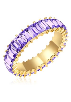 Anello d'oro con una fila di cristalli viola rettangolari, con dettagli a forma di perline lungo il bordo esterno e un cinturino interno liscio.