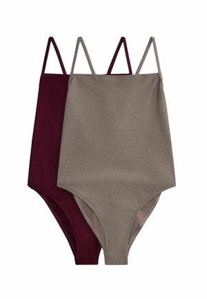 Dwa prążkowane, bezrękawnikowe body na cienkich ramiączkach; jedno w kolorze taupe szarym, drugie w głębokim burgundzie, ułożone warstwowo na białym tle.