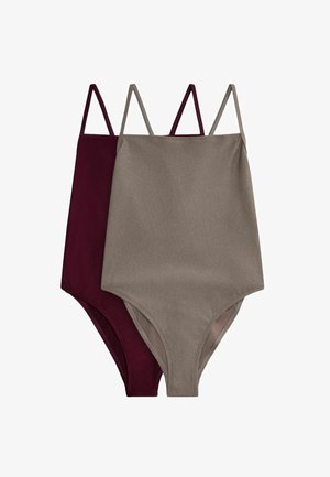 Dwa prążkowane, bezrękawnikowe body na cienkich ramiączkach; jedno w kolorze taupe szarym, drugie w głębokim burgundzie, ułożone warstwowo na białym tle.